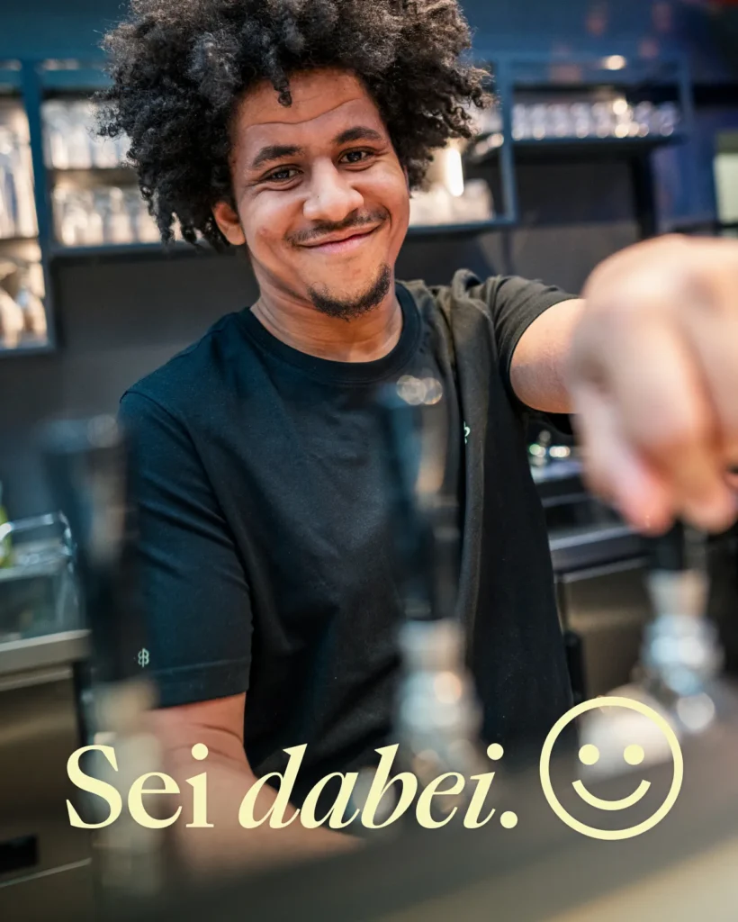 Ein Barkeeper. Unten steht: Sei dabei :)