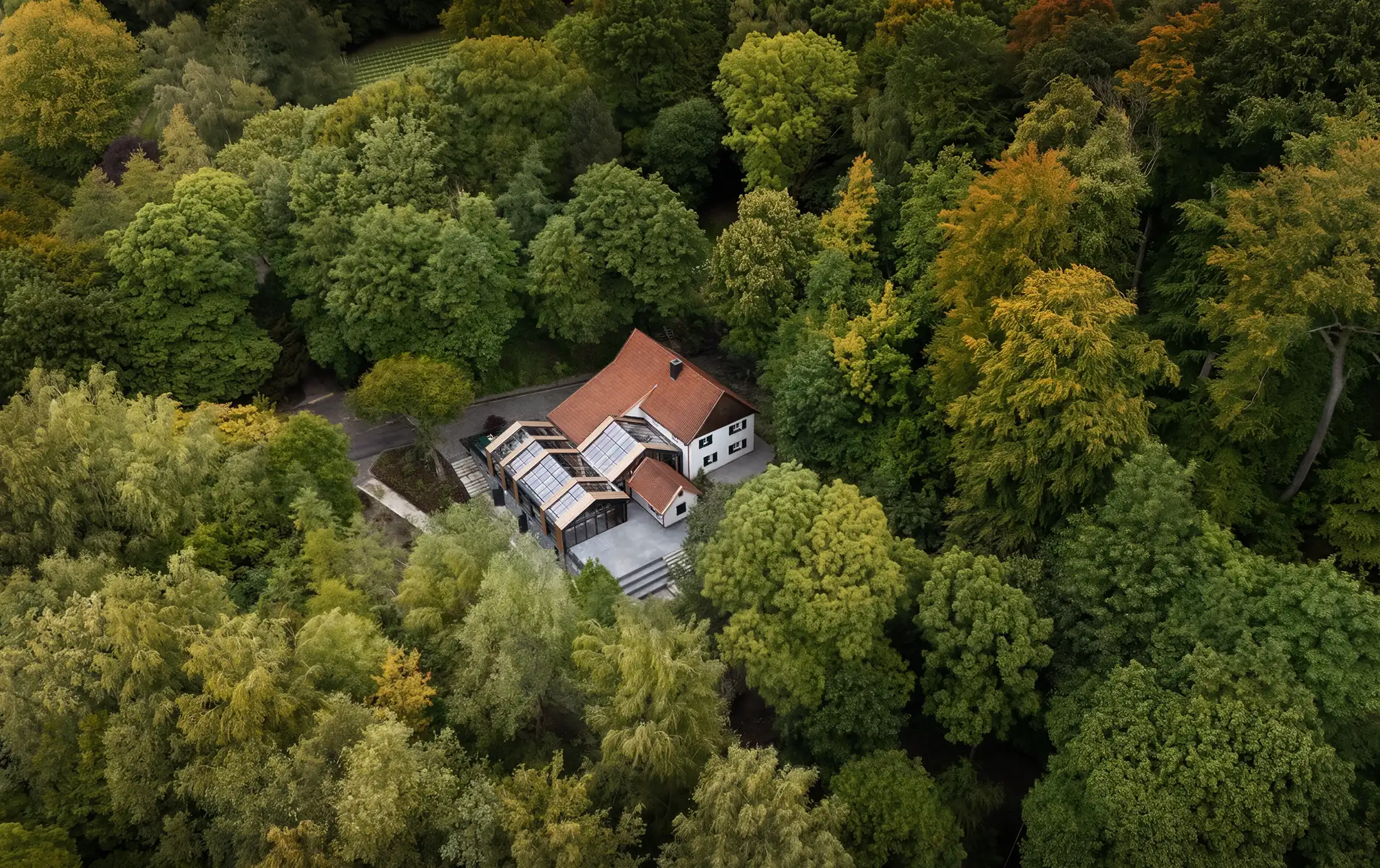 Das Forsthaus aus der Vogelperspektive von Wald umrandet