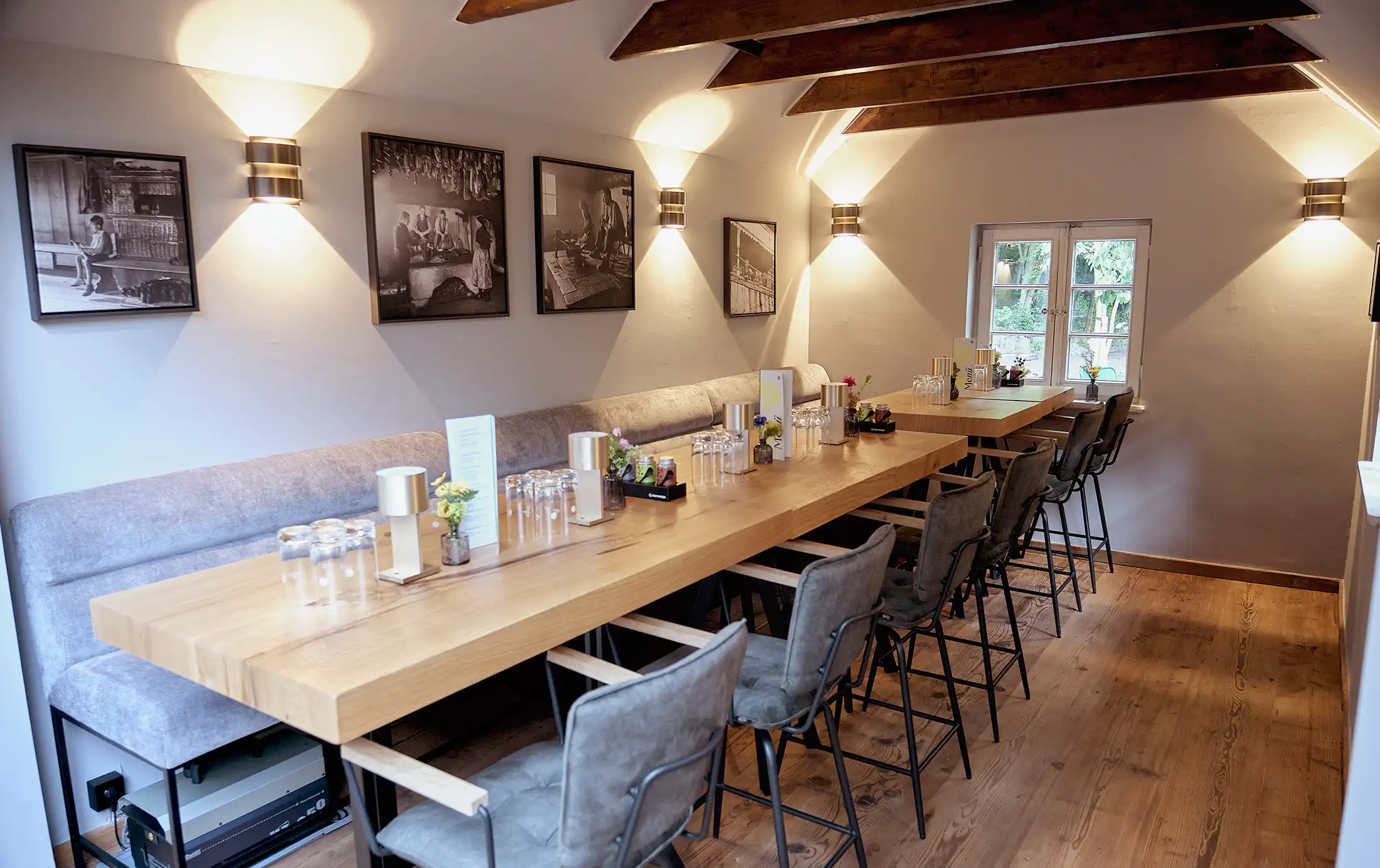 Gedeckte Tische im Restaurant mit Bildern an der Wand 
