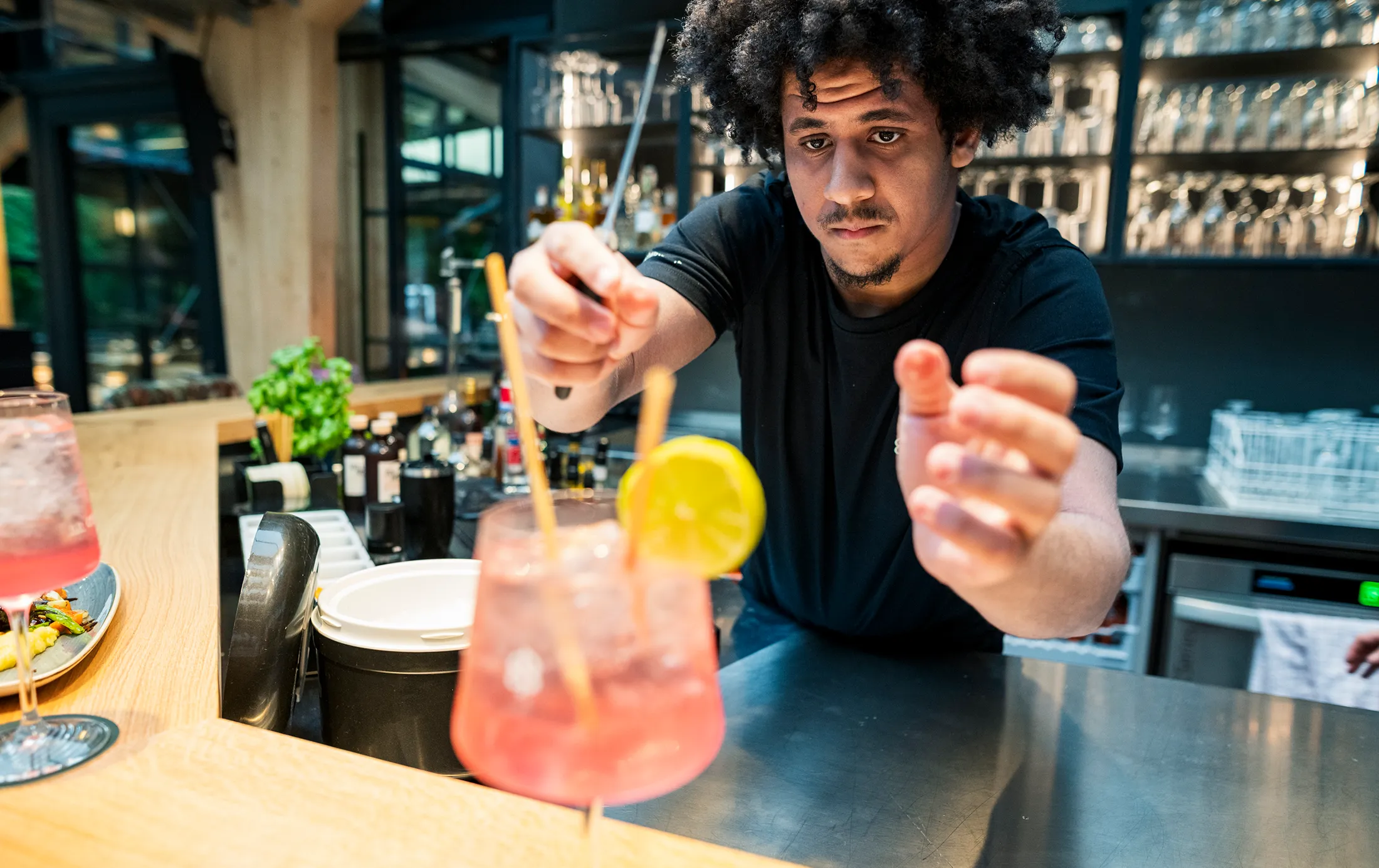Ein Barkeeper in der Bar, der einen Cocktail zubereitet