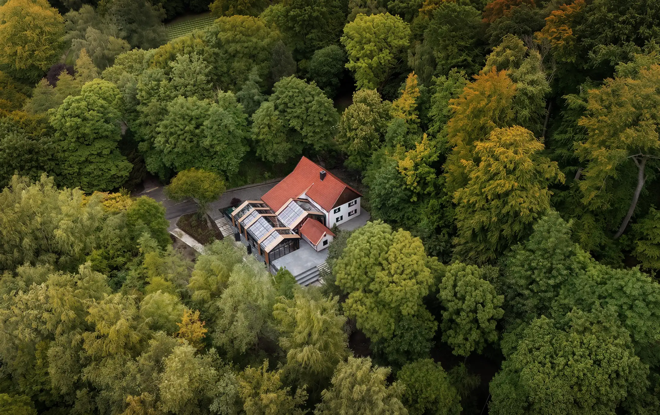 Das Forsthaus aus der Vogelperspektive von Wald umrandet