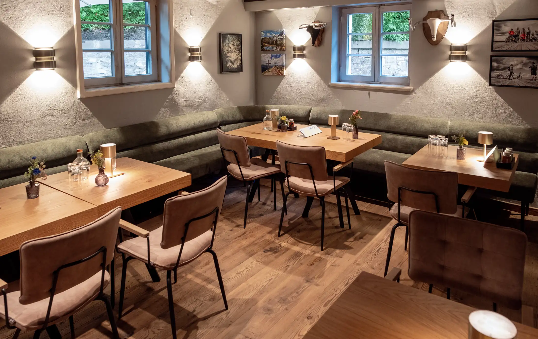 Gedeckte Tische im Restaurant mit Bildern an der Wand 
