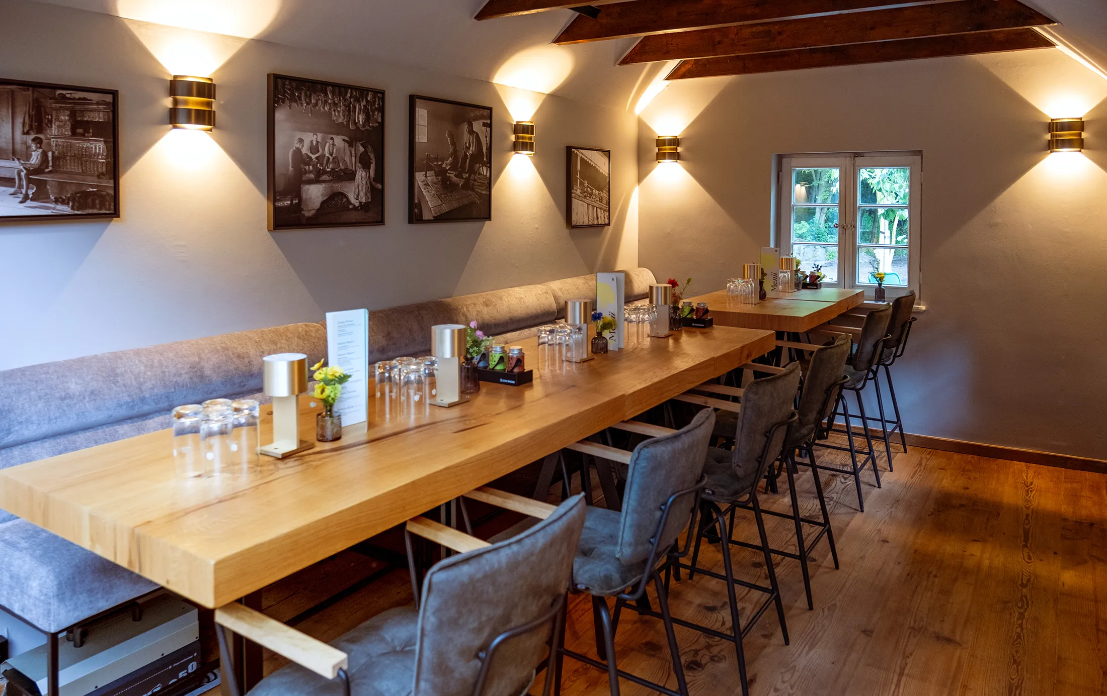 Gedeckte Tische im Gasthaus