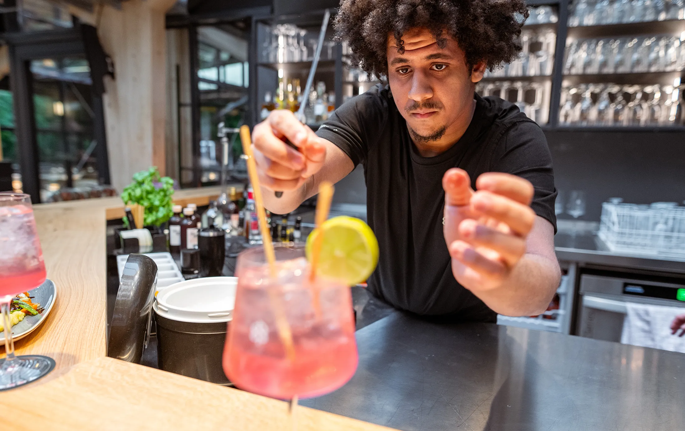 Ein Barkeeper in der Bar, der einen Cocktail zubereitet